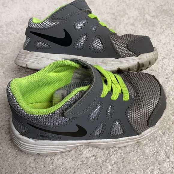 gray nike shoes for boys